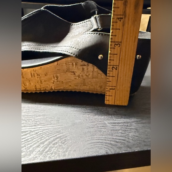 Elegant Black Wedge Sandals with Cork Detail - Picture 5 of 7